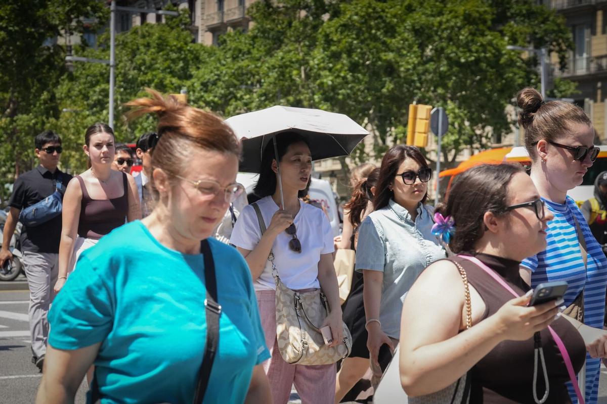 17/06/2026 Varias personas caminan por las calles de la ciudad, a 17 de junio de 2026, en Barcelona, Catalunya (España). El calor, la lluvia y las tormentas pondrán este miércoles en aviso a once comunidades autónomas (CCAA), según la previsión de la Agencia Estatal de Meteorología (AEMET). Esto tendrá lugar en un día en el que las máximas podrán superar los 36-38ºC en el noreste y los 38-39ºC en los valles del Guadiana y del Guadalquivir. SOCIEDAD David Zorrakino - Europa Press