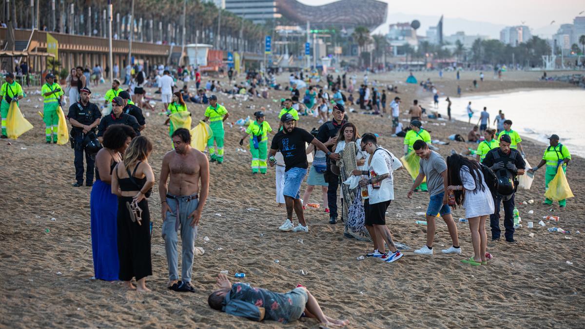 Limpieza de la playa de Barcelona tras la verbena de Sant Joan