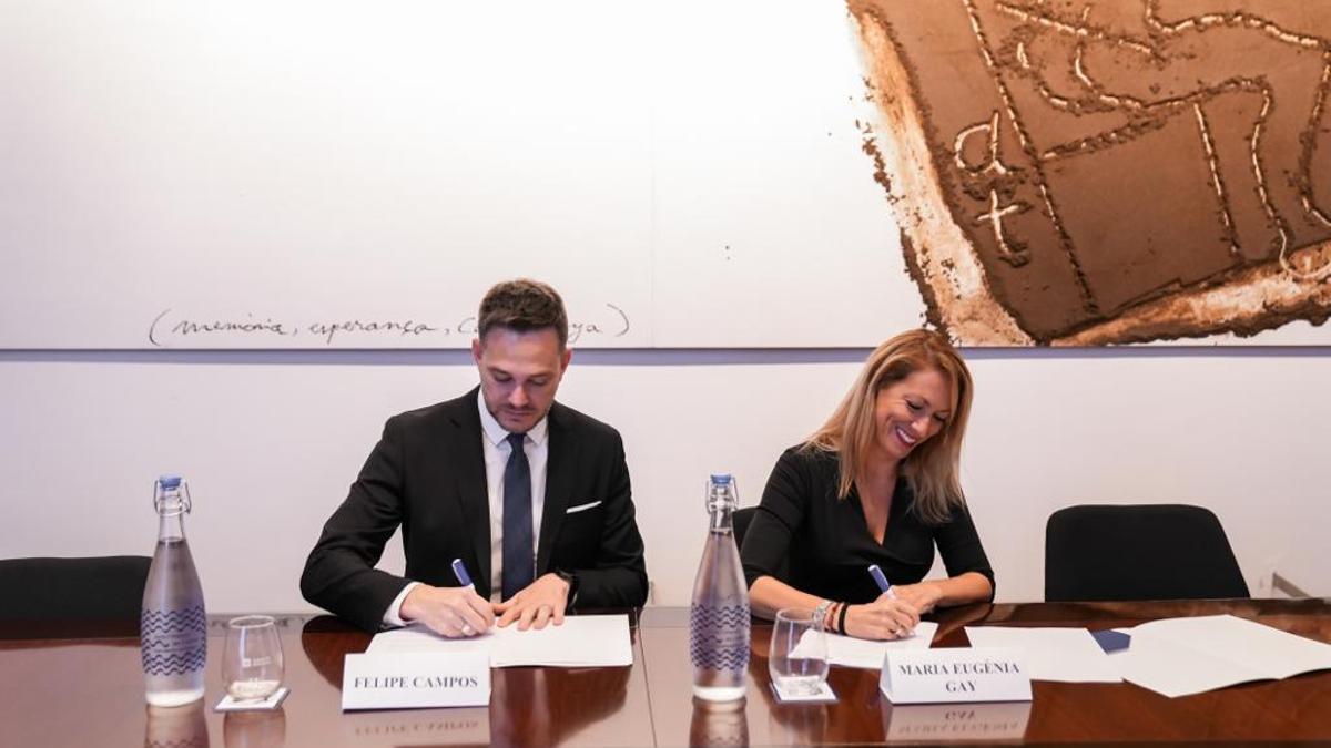 Signatura del acuerdo entre el ayuntamiento y Aigües de Barcelona