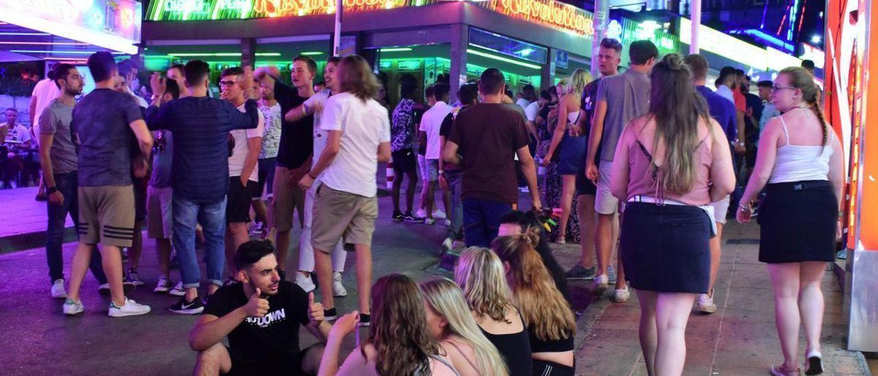 Junge Partyurlauber an der Punta Ballena in Magaluf auf Mallorca