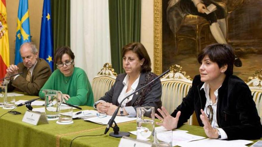 Por la izquierda, Alfonso Toribio, Carmen Moriyón, Lucía García Serrano y Sonia Puente, ayer, en el Ayuntamiento.