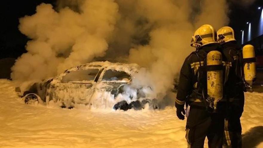 Los bomberos apagan dos coches ardiendo en La Torrecilla