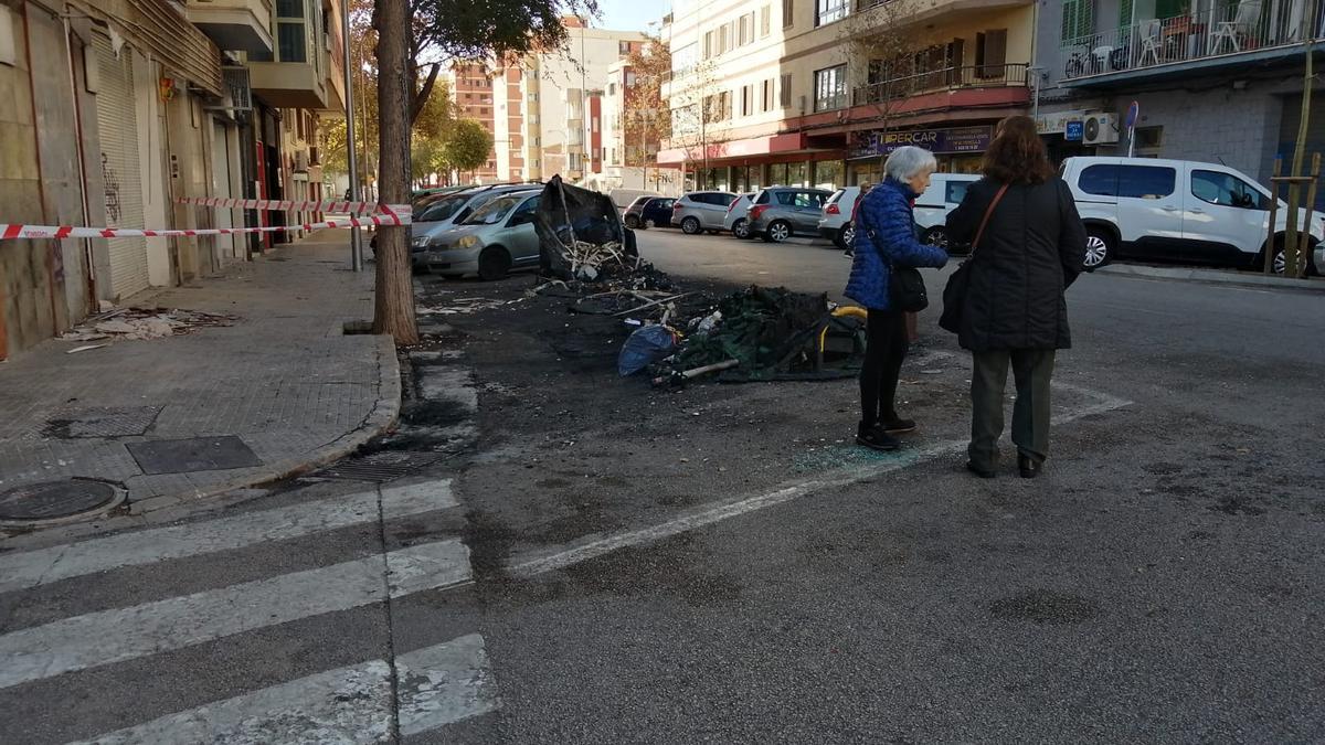 Dos vecinas de la calle Francesc Pi i Margall, junto a los contenedores quemados.