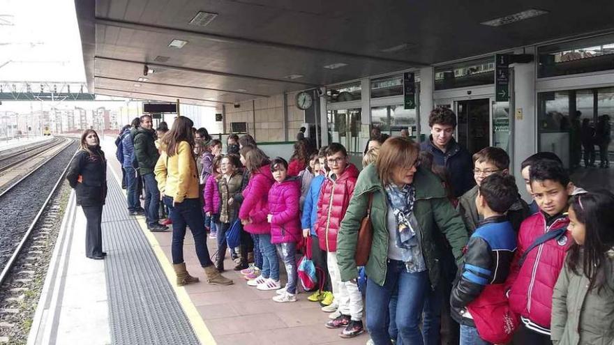 Escolares de Fuentesaúco celebran su &quot;bautismo ferroviario&quot;