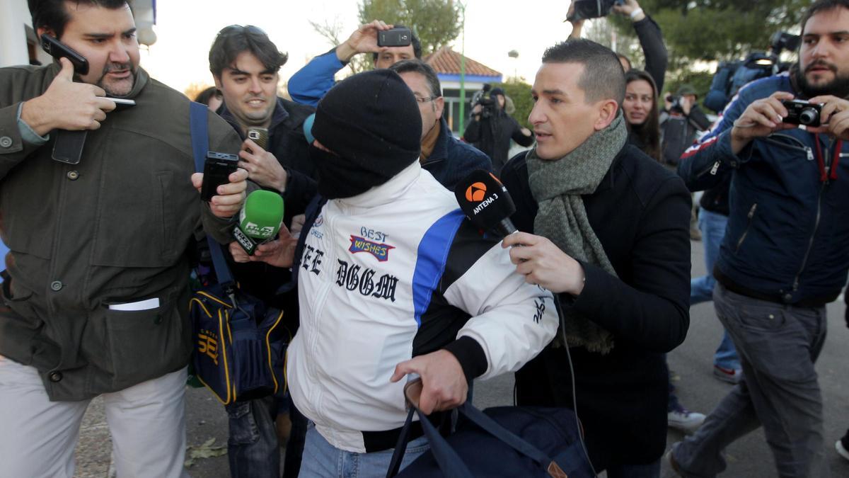 La prensa rodea a Miguel Ricart a su salida de la prisión.