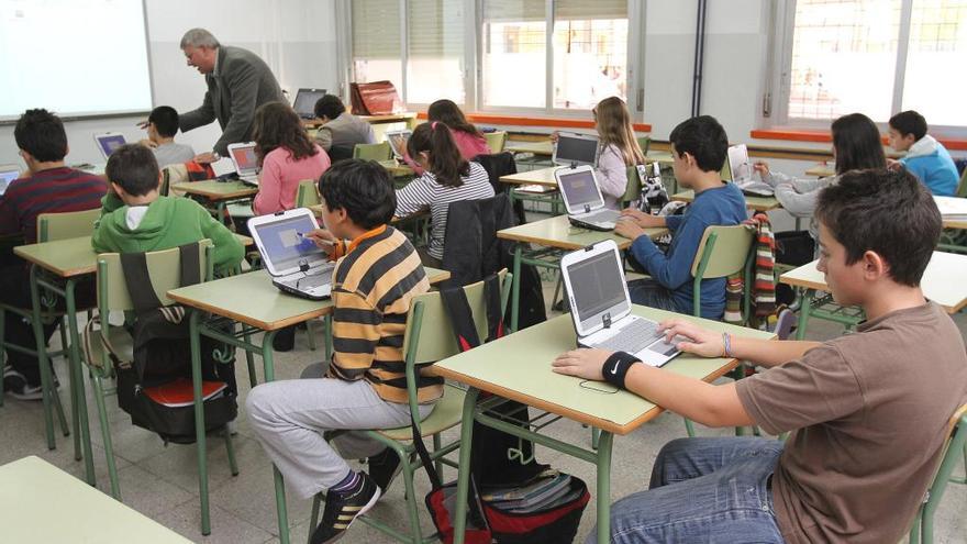 Estudiantes gallegos en un aula con ordenadores.