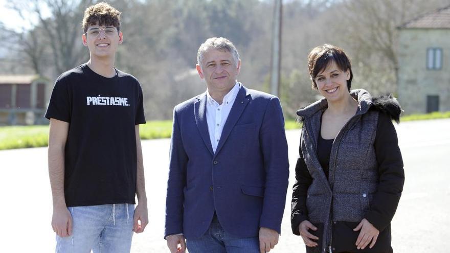 Manuel Cuíña, flanqueado por Andrés Seoane y Paula Fernández.