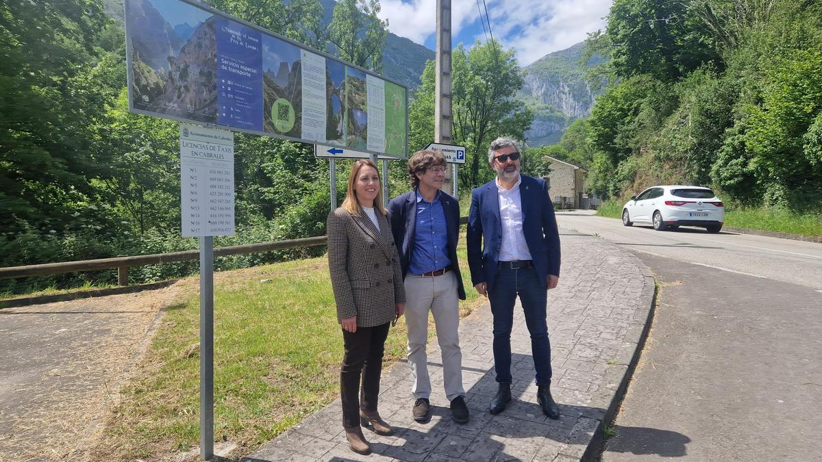 Por la izquierda,  Arantza Fernández, directora de Transporte, José Sánchez, alcalde de Cabrales y Alejandro Calvo, consejero de Fomento, Cooperación Local y Prevención de Incendios.