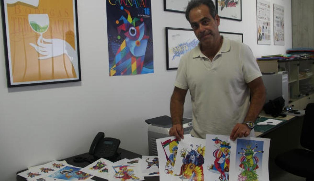 Javier Torres Franquis con algunos bocetos de sus diseños.
