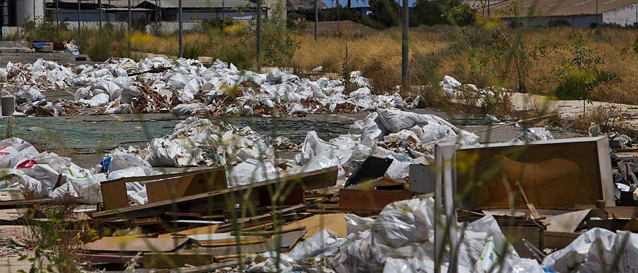 Los vertidos de escombros, uno de los temas más criticados en los últimos meses en Alicante.