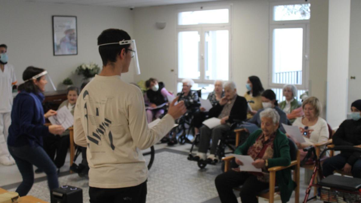 Mayores y jóvenes ensayan todos los miércoles en la residencia.