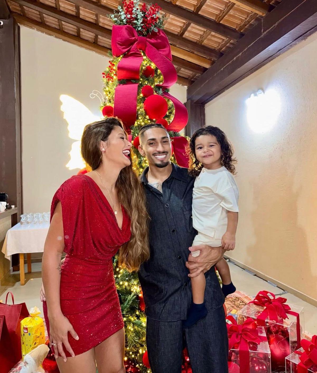 Raphinha disfruta de sus vacaciones junto a su mujer e hijo