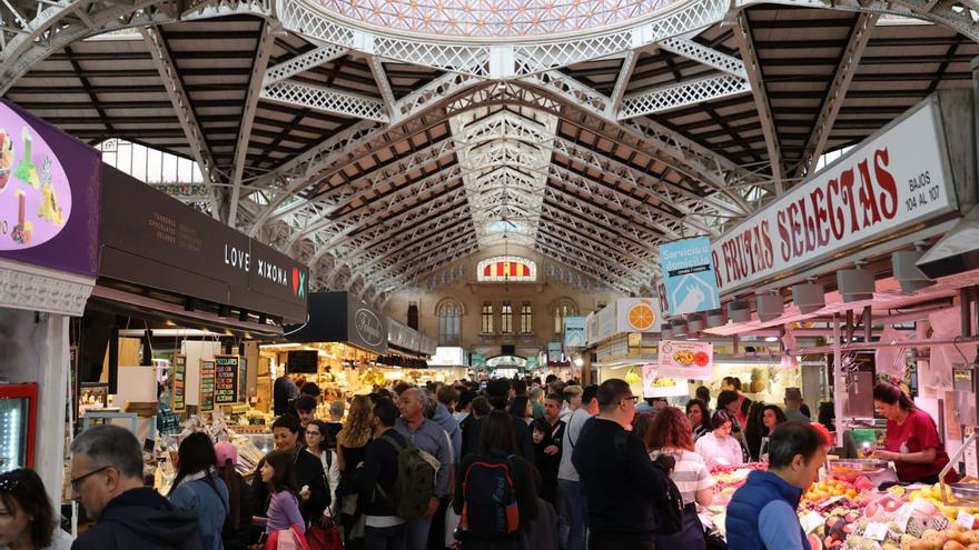 El mercado central, abarrotado en Semana Santa