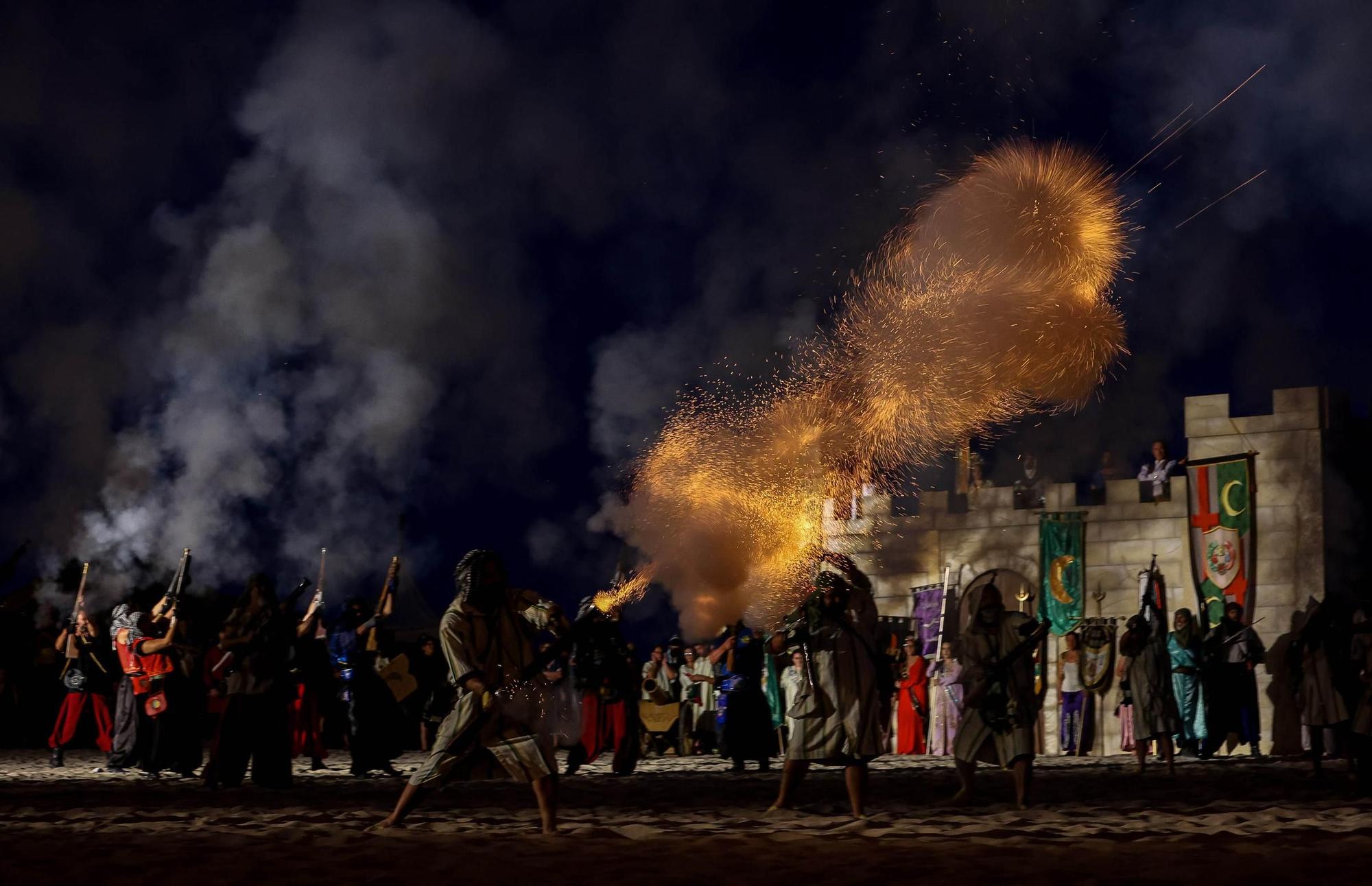 Gran desembarco de los Moros y Cristianos de todos los barrios en la playa del Postiguet.  04.08.23