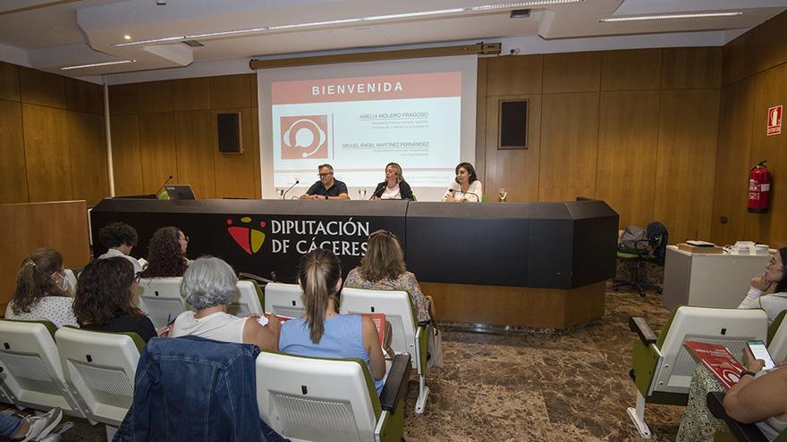 Reunión de la diputada de Asuntos Sociales, Amelia Molero, con las trabajadoras sociales de la provincia.