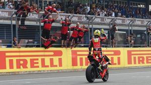 El equipo ruba.it Racing, de Ducati, recibe, encaramado al muro de Chang, en Tailandia, al gran vencedor de la jornada, Álvaro Bautista.