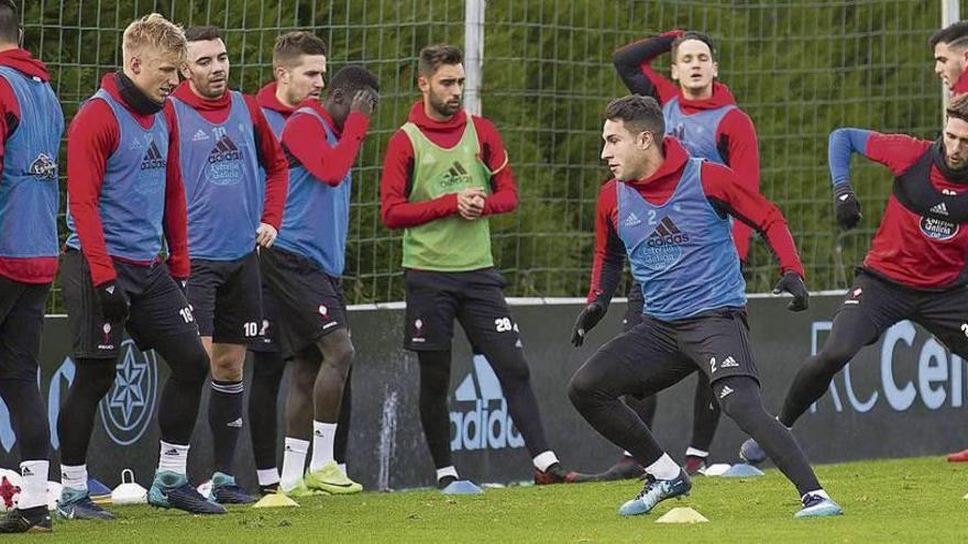 Los jugadores del Celta, ayer, al iniciar la sesión de entrenamiento. // Cristina Graña