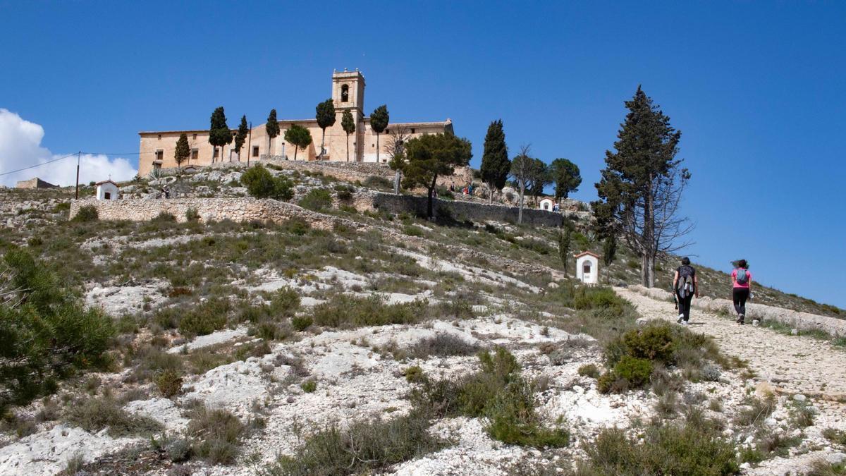 La ermita del Santo Cristo de Bocairent, junto a su vía crucis.