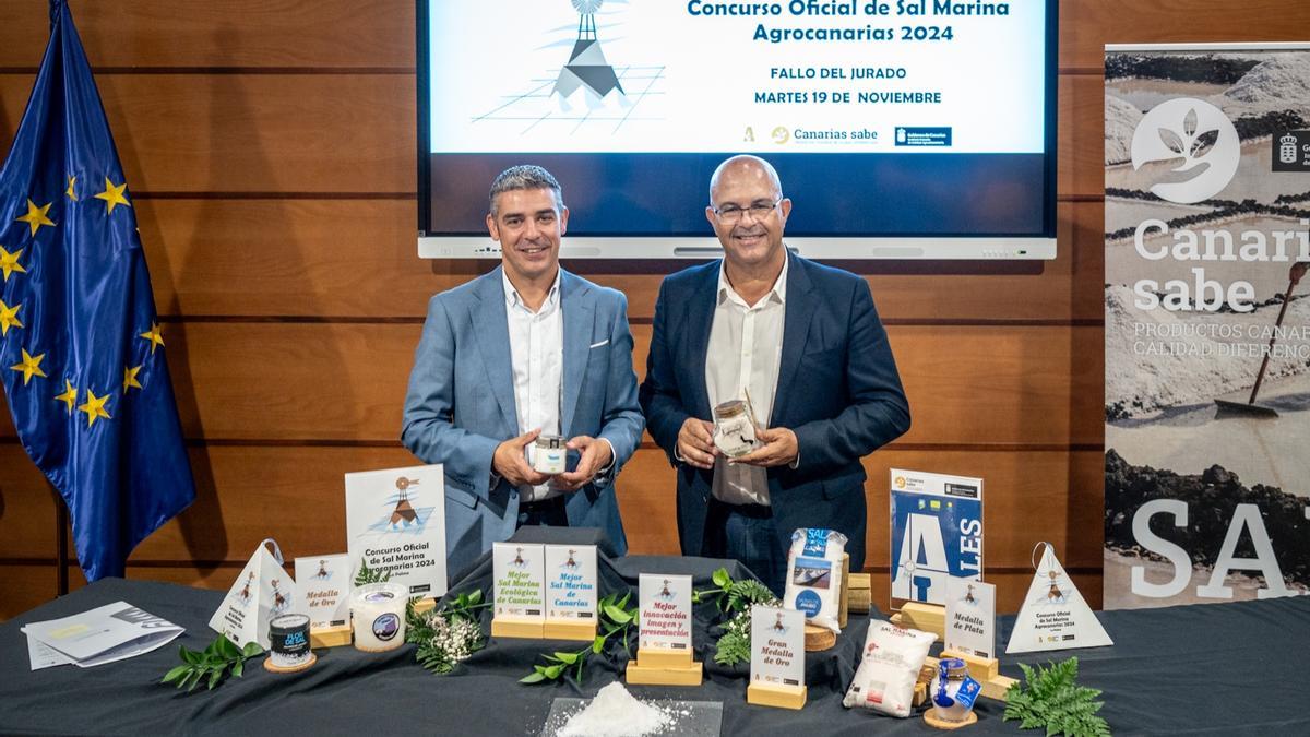 Narvay Quintero (i) y Luis Arráez dieron a conocer este martes la mejor sal de Canarias 2024