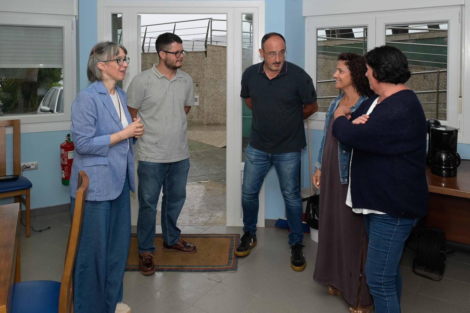 Ángeles V. Vázquez, esquerda, na xuntanza coas mariscadoras do Anllóns.