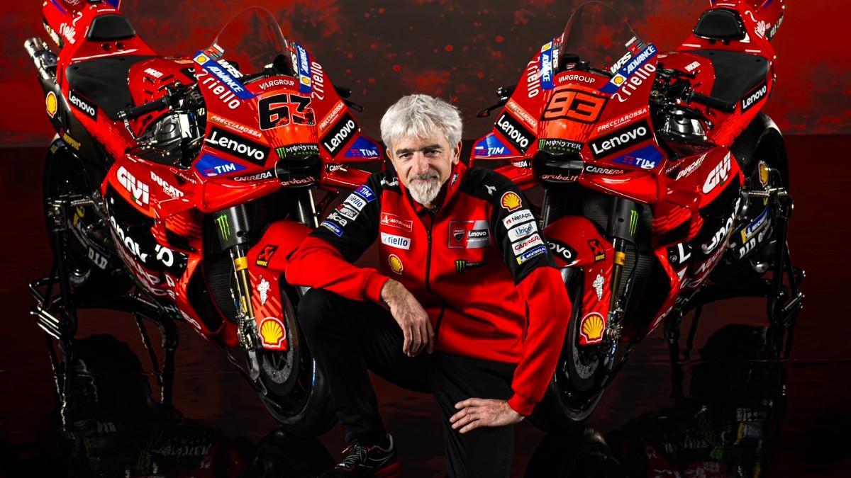 Gigi Dall'Igna junto a las motos del Ducati Lenovo Team 2025