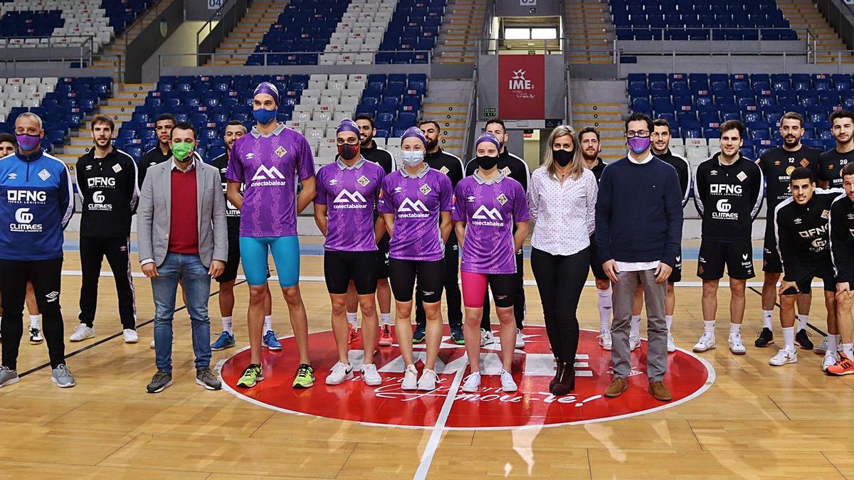 La plantilla del Palma Futsal posa ayer en el Palau de Son Moix con representantes del Club Natació Palma.