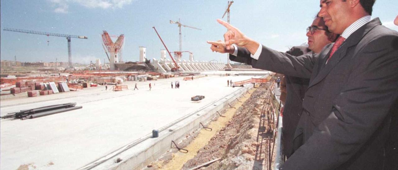 Eduardo Zaplana, entonces presidente de
la Generalitat, observa las obras de la 
Ciudad de las Artes y las Ciencias, en 
septiembre de 1997. Manuel Molines