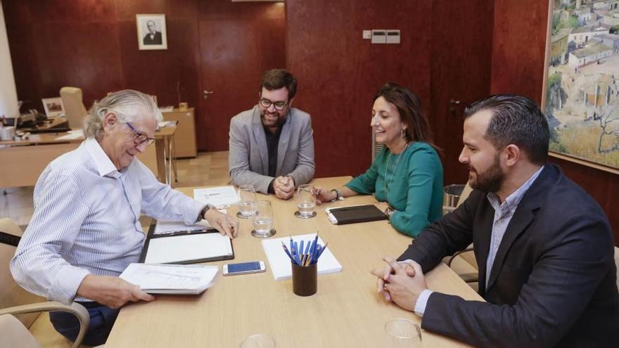 El alcalde, Antoni Noguera, ayer con la presidenta de la Federación Hotelera y los responsables de las dos asociaciones de Palma.