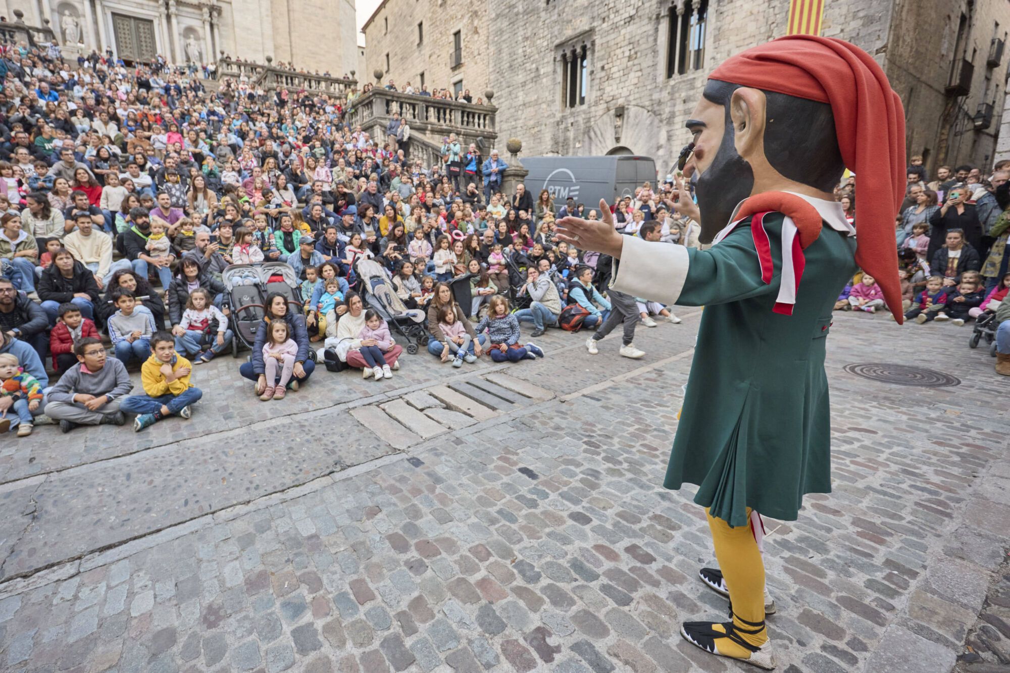 Les fotos de la passejada de capgrossos i gegants a la plaça de la catedral de Girona