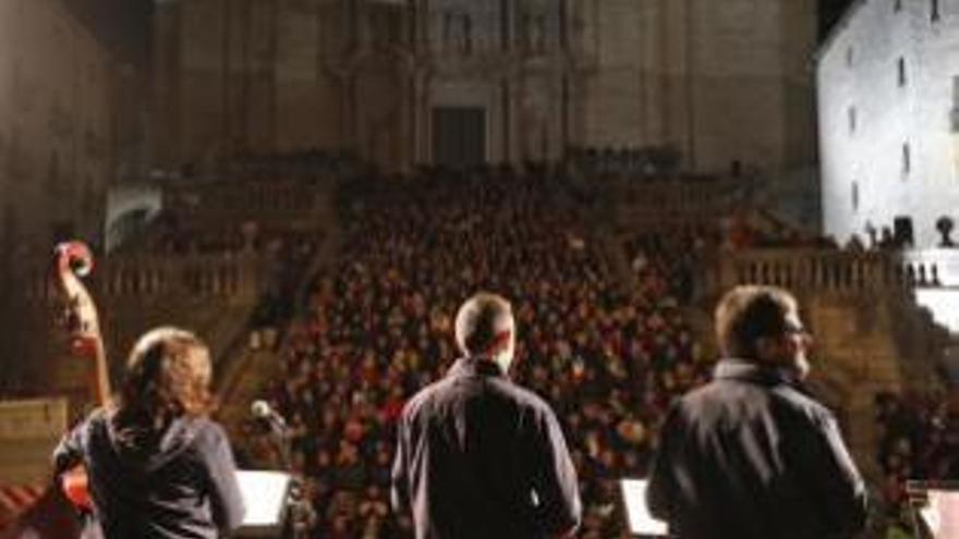 Terra Endins porta les havaneres als peus de la Catedral en una nit gèlida