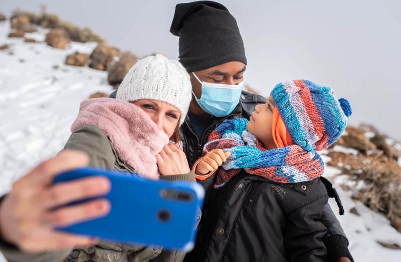 Los tinerfeños disfrutan de la nieve en el Teide