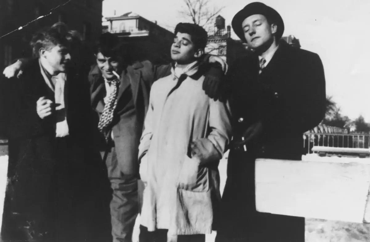 De izq, a dcha., Hal Chase, Jack Kerouac, Allen Ginsberg y William Burroughs, cerca de la universidad de Columbia hacia 1944.