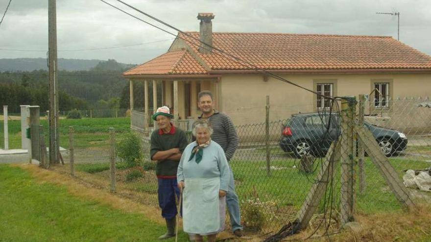 Sin teléfono pero con el cable en el poste de casa