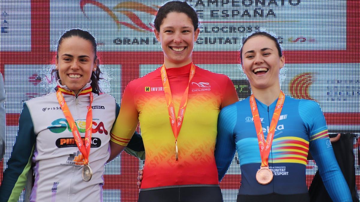 Lucía Gómez, en el podio con su jersey de campeona