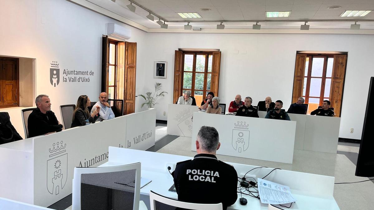 La alcaldesa, Tania Baños, es la directora del CECOPAL, y también están presentes los concejales de Policía y Urbanismo, Javier Ferreres y Vicente Pitarch, respectivamente.