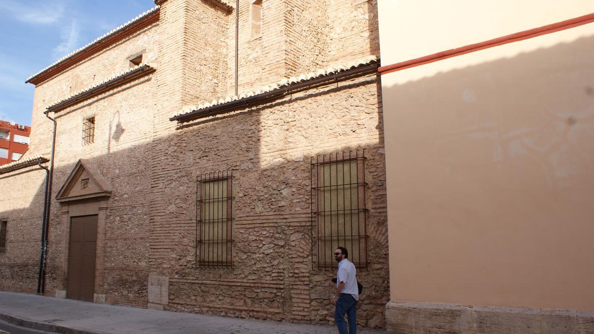 La puerta de ladrillo, en el muro oeste del primer cuerpo de la iglesia, que se construyó en el siglo XVII.