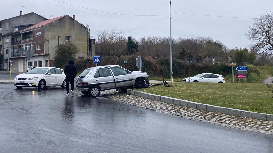 Empotra su coche en una rotonda del casco urbano de Lalín