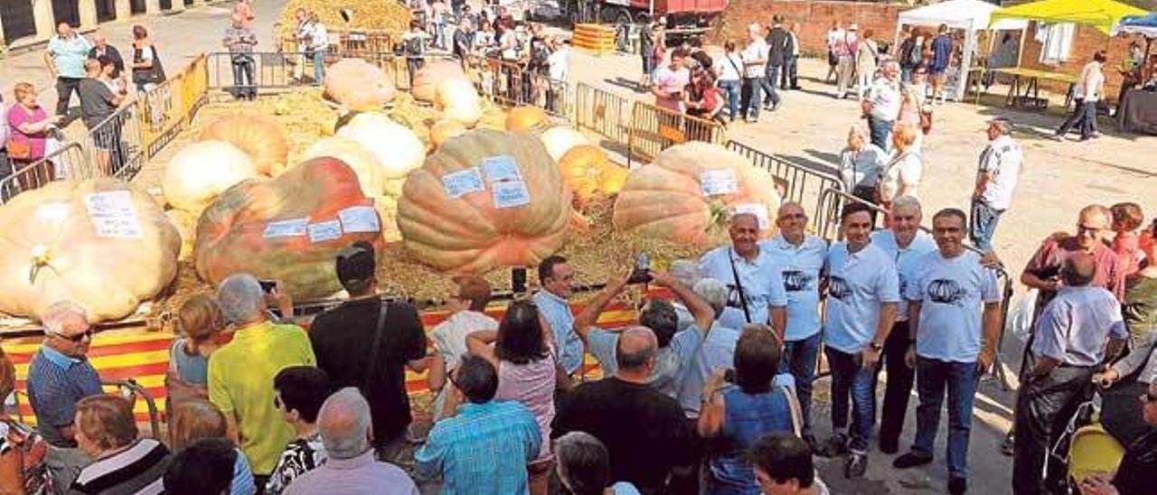 Los expedicionarios mallorquines en el centro de la feria de Sant Feliu.