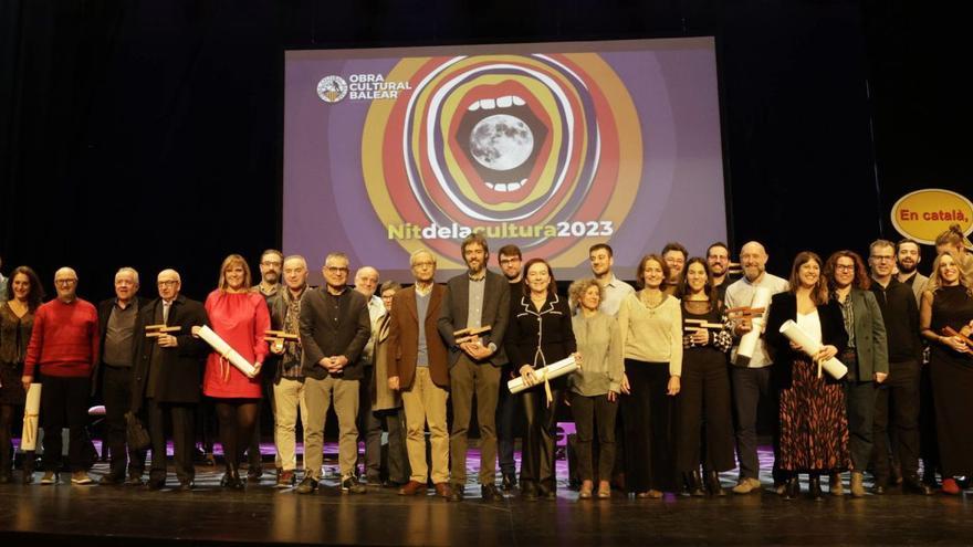 Los galardonados en el escenario del Teatre Principal de Palma tras la entrega de premios.