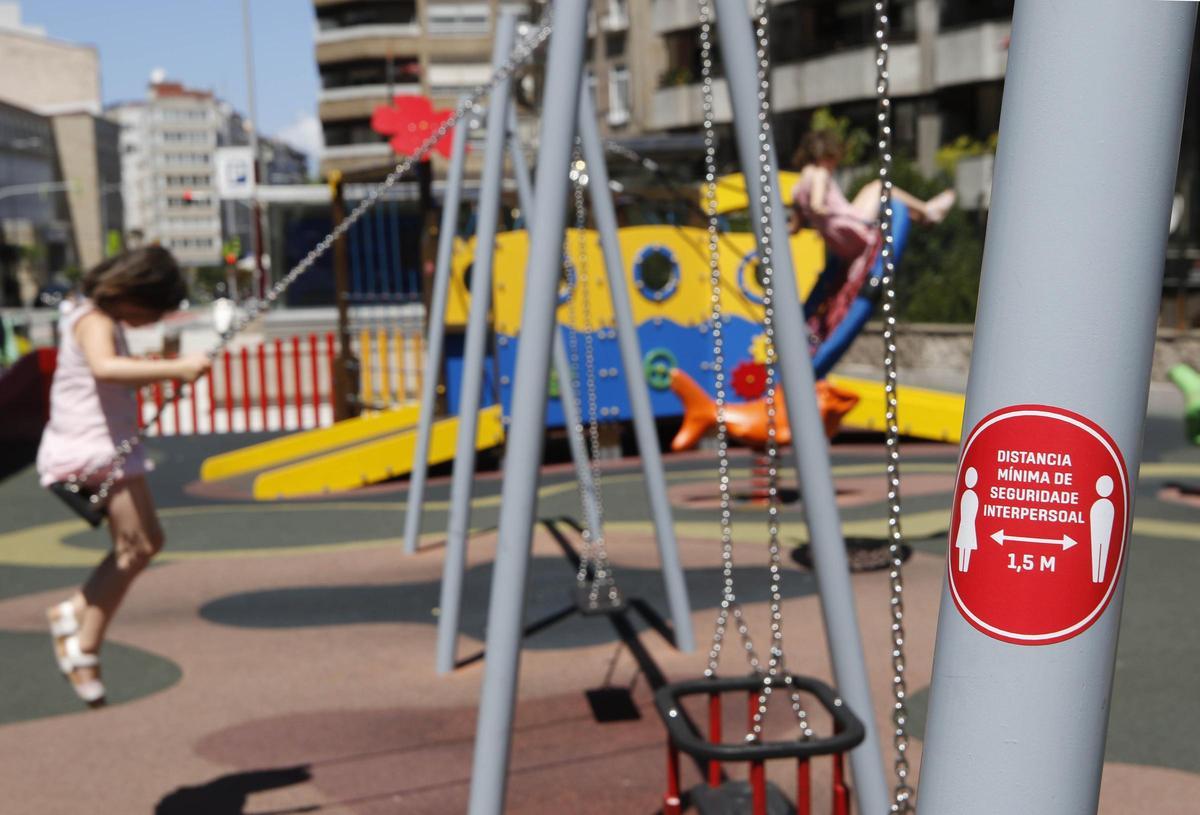 Varias menores jugando en un parque infantil.