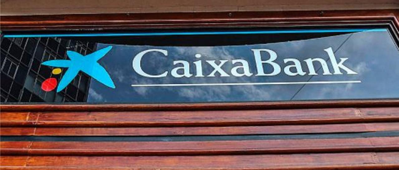 Oficina de CaixaBank en València. | F. CALABUIG