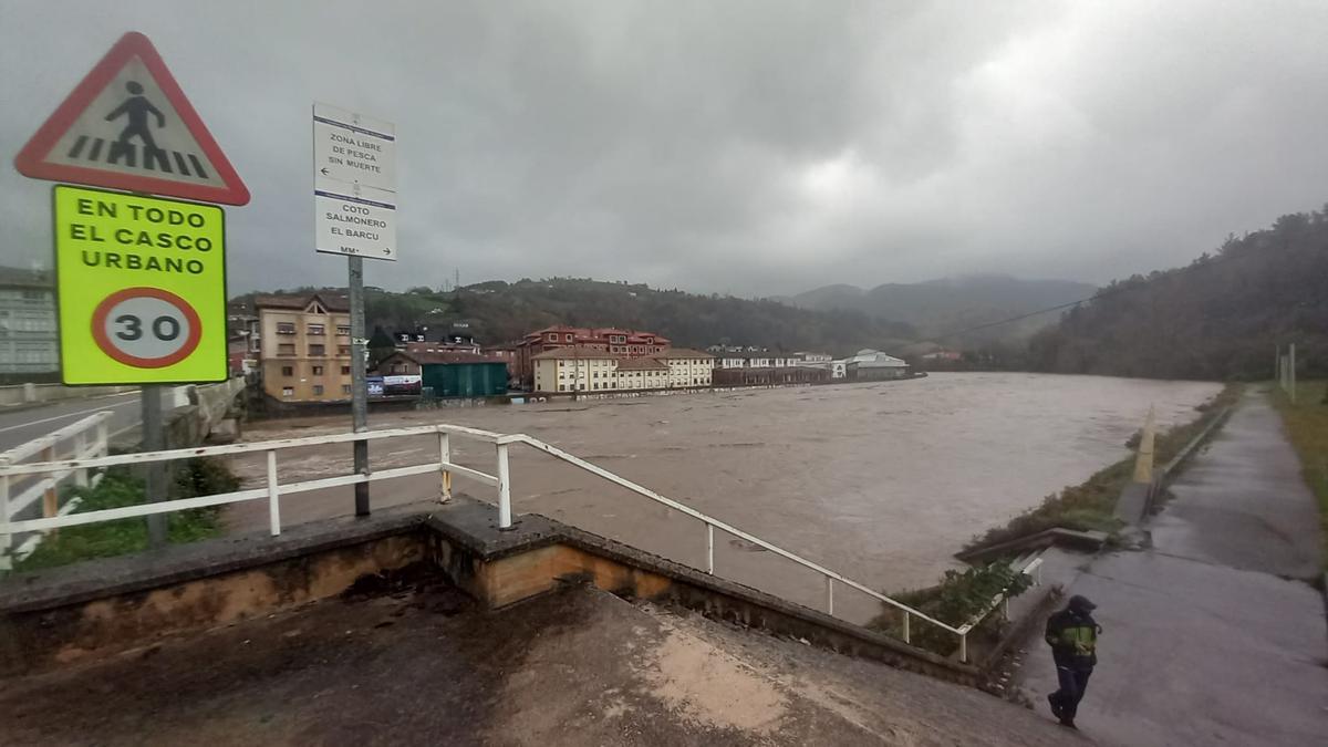 Temporal en Asturias: la lluvia complica la situación en muchos puntos de la región, con alerta amarilla
