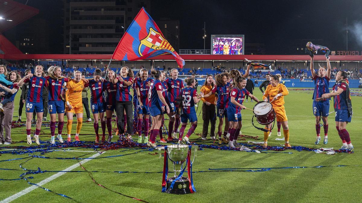 Las jugadoras azulgrana dan la vuelta de honor al estadio Johan Cruyff durante la celebración de la quinta liga F consecutiva conseguida por el Barça femenino