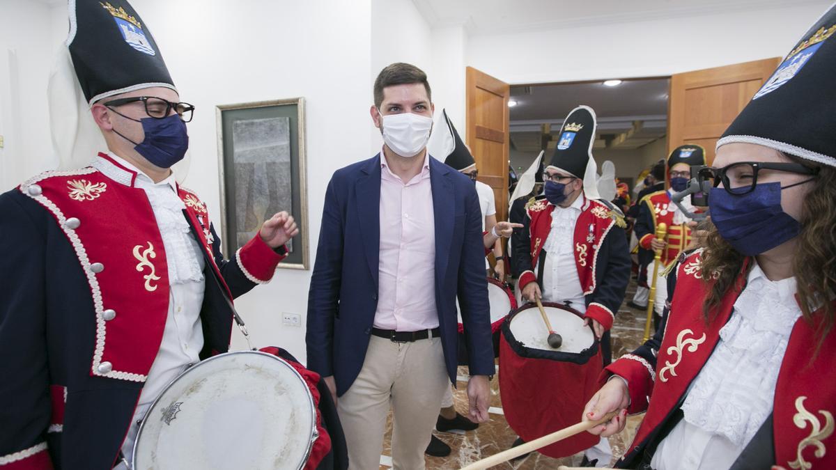 El Tio de la Porra de Gandia da la bienvenida a las fiestas