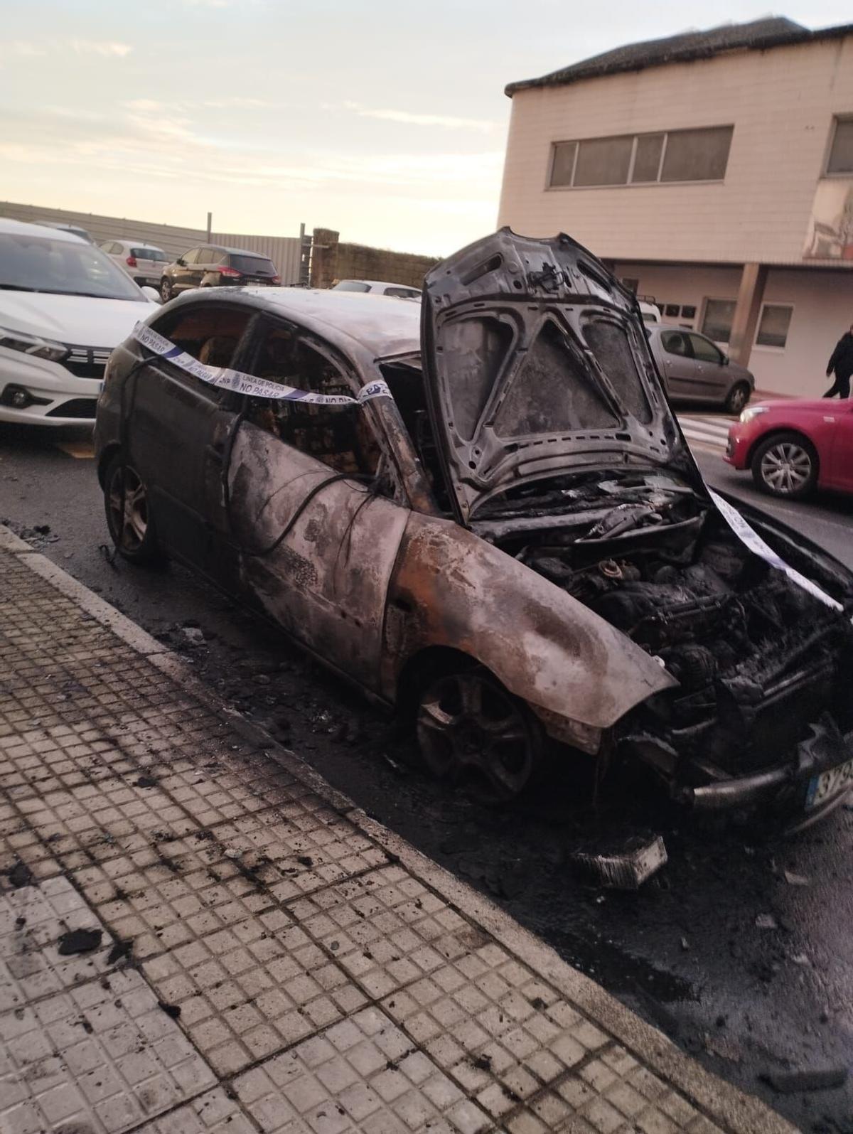 Coche quemado en As Xuvias