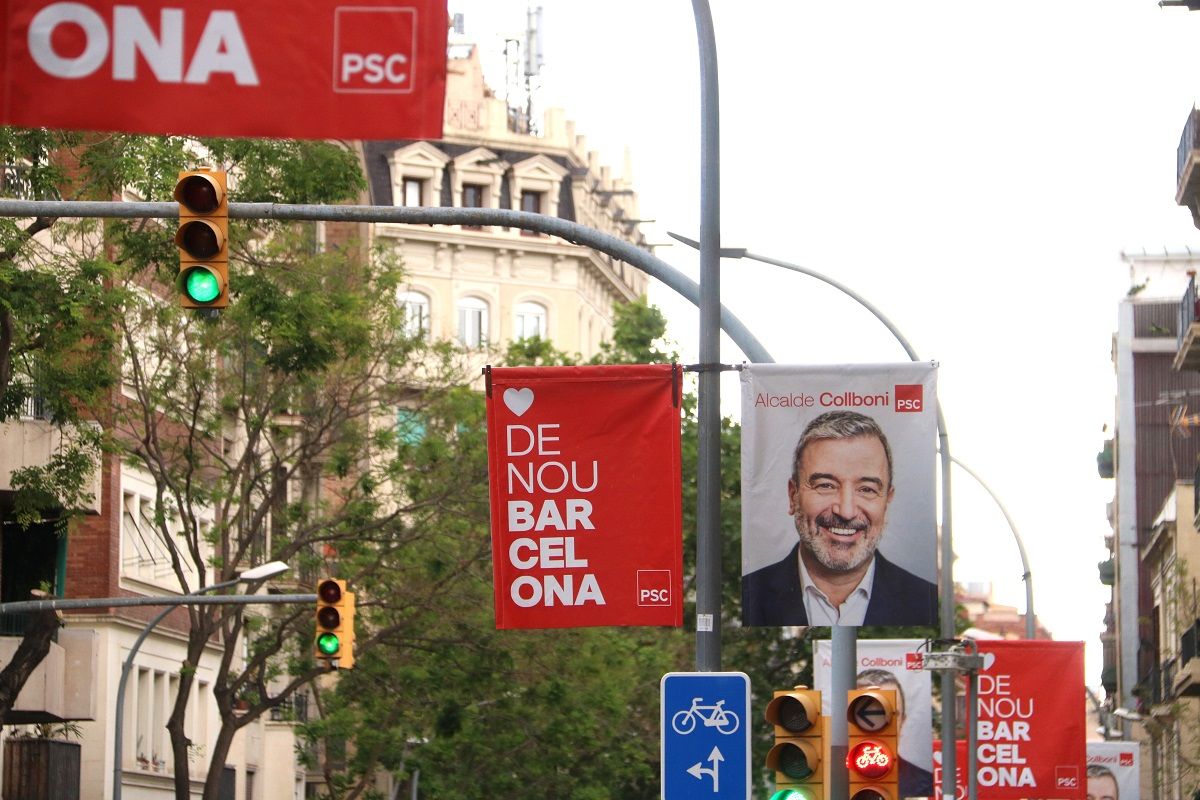 Carteles del alcaldable del PSC, Jaume Collboni, en Barcelona