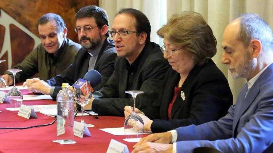 Dcha. a izq. Maximino Queizán, Nieves García Soto, Anxo Lorenzo, Rafael Antela y Joaquín Barreira. // A.H.