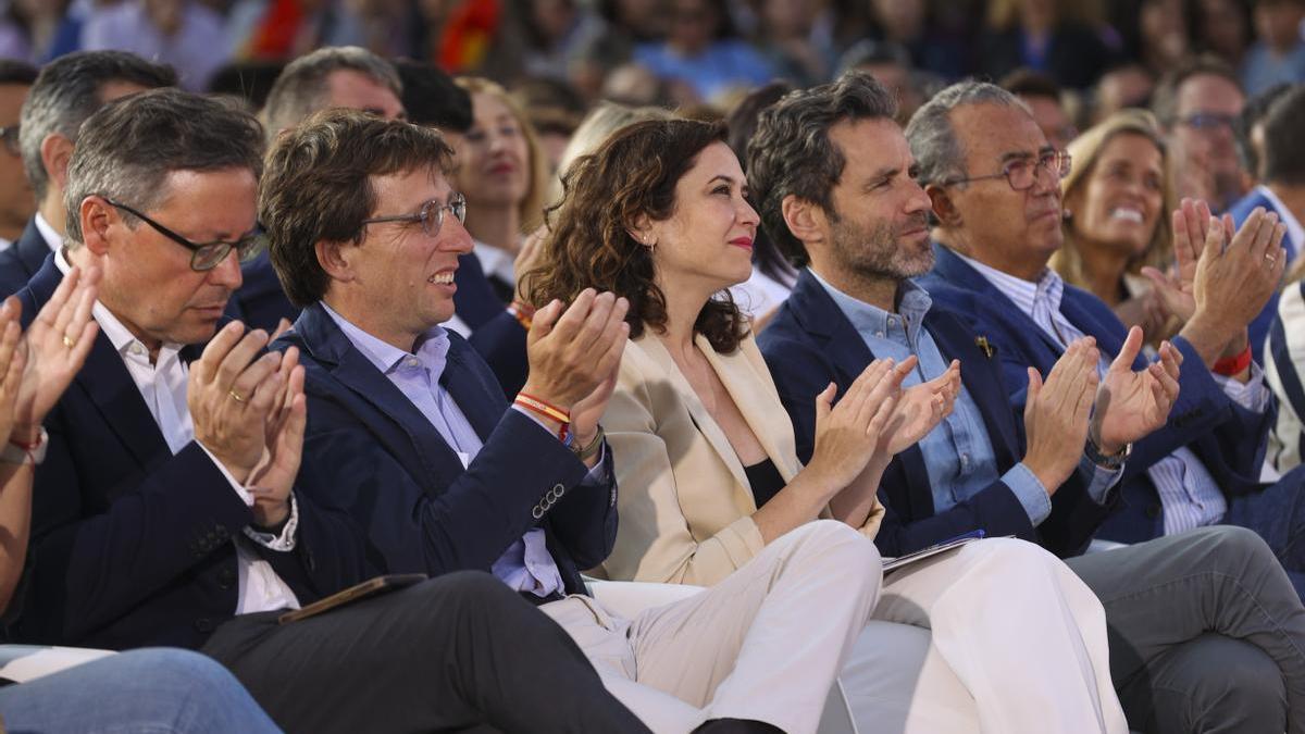 Isabel Díaz Ayuso y José Luis Martínez Almeida en su primer acto de campaña en la plaza Felipe II de Madrid junto a Borja Semper.