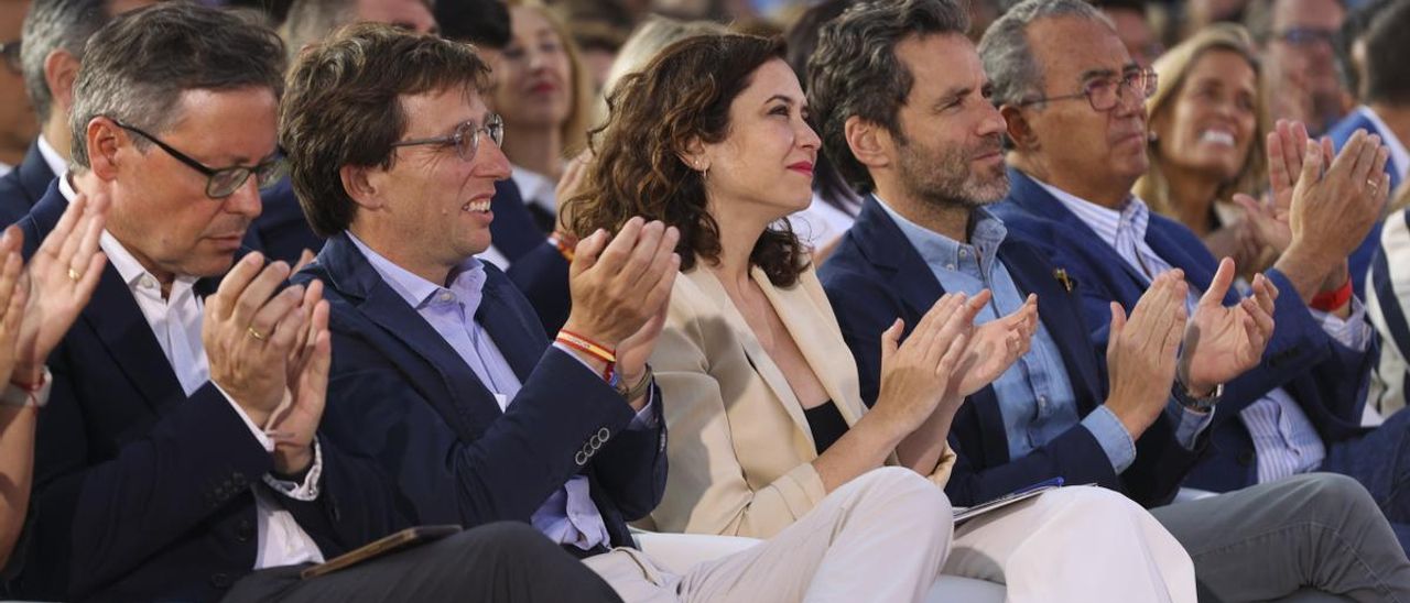 Isabel Díaz Ayuso y José Luis Martínez Almeida en su primer acto de campaña en la plaza Felipe II de Madrid junto a Borja Semper.