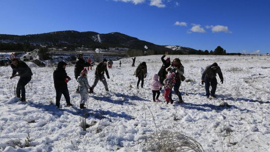 Día de nieve y juego en los parajes de Alcoy